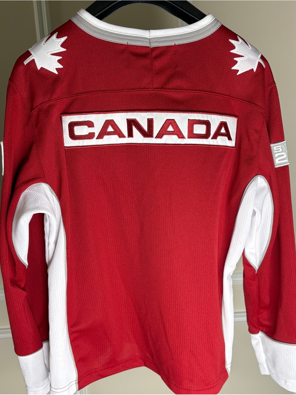 Vintage Roots Team Canada Women’s Sydney 2000 Olympics Hockey Jersey - Picture 4 of 7